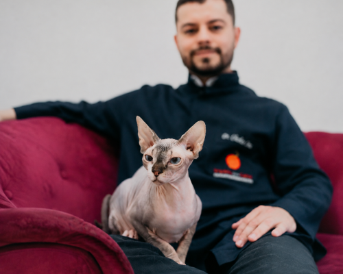 Dr. Charles com seu gato na clínica Império para Gatos em Pelotas.