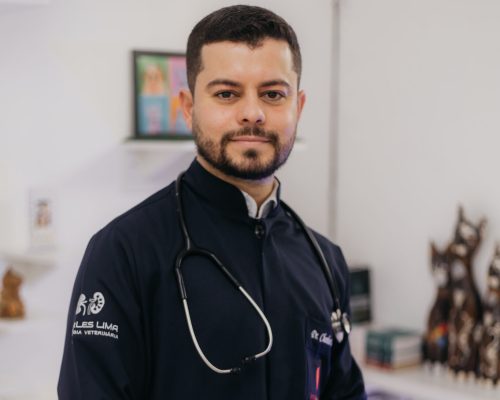 Dr. Charles Lima em avaliação cirúrgica em Pelotas.